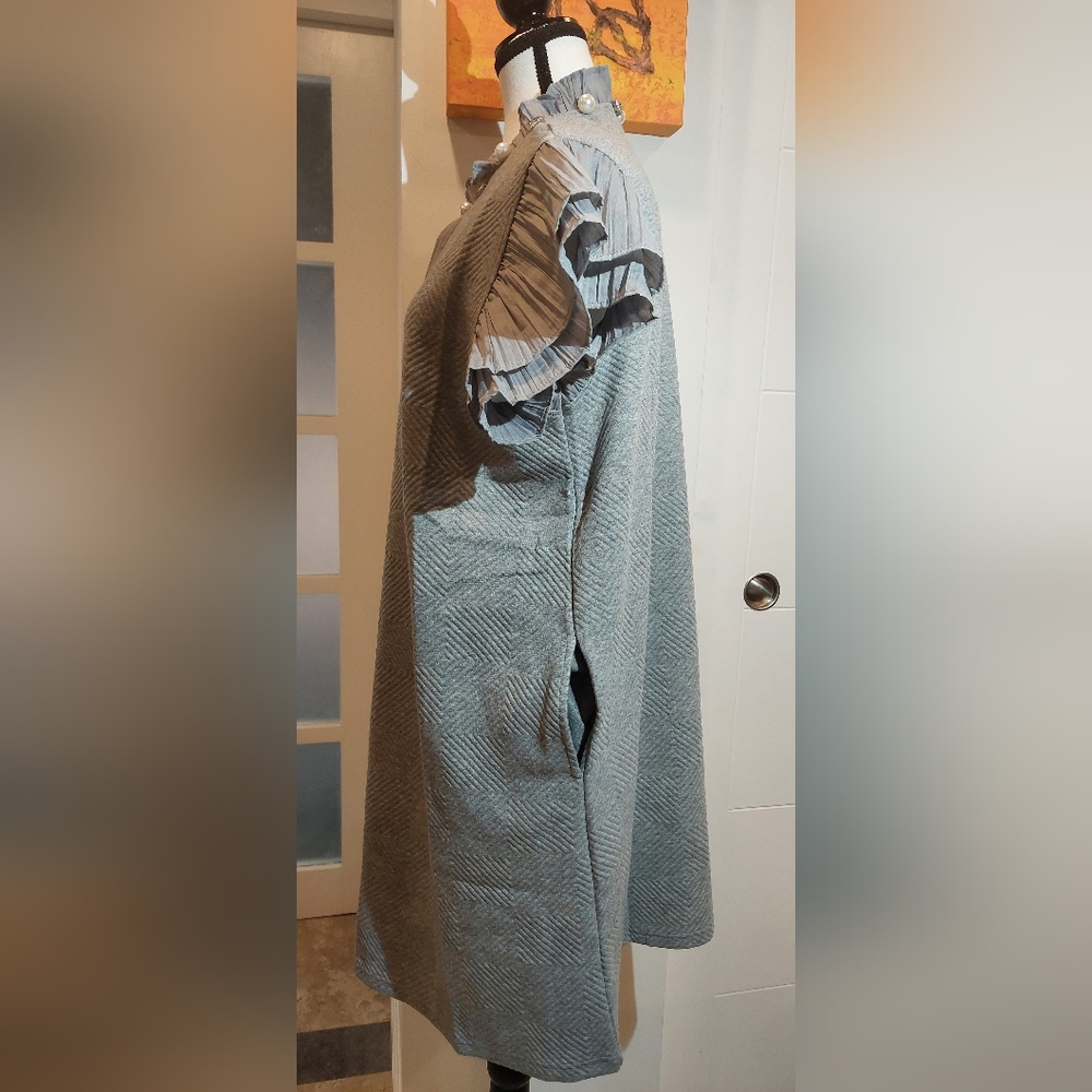 Elegant Textured Gray Shift Dress with Pleated Sleeve Detail - Picture 5 of 12